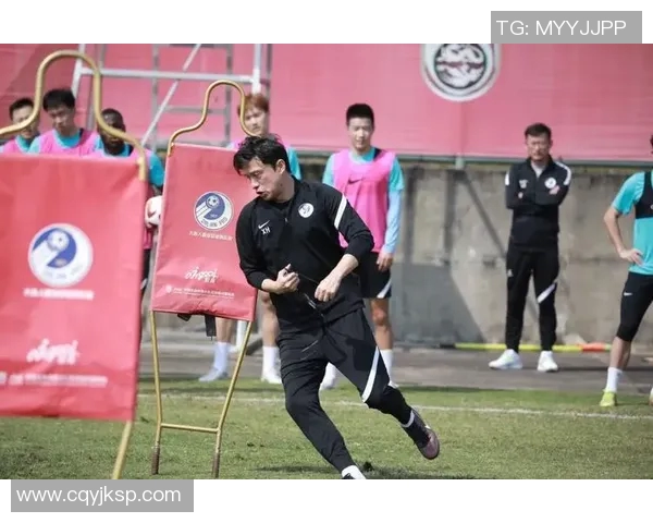 球队老板亲自下场训练，场面滑稽引热议